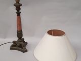 a lamp that is next to a lamp shade
