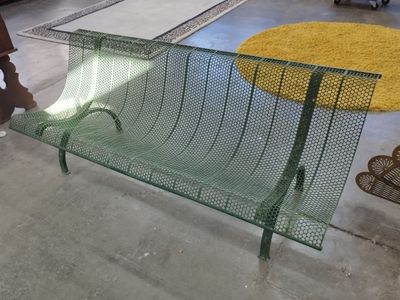 un banc vert qui se trouve dans une pièce