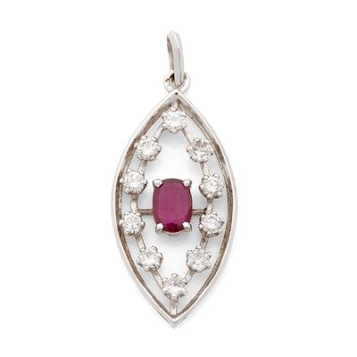 un pendentif en rubis et diamants