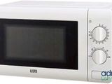 une image d'un four à micro-ondes blanc sur fond blanc