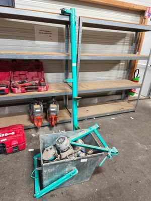 une image d'un garage avec beaucoup d'outils