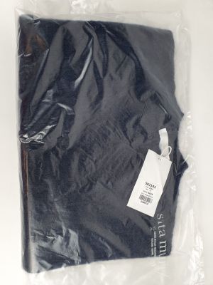 un t-shirt noir dans un sac en plastique, muni d'une étiquette