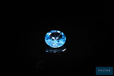 un diamant bleu dans l'obscurité