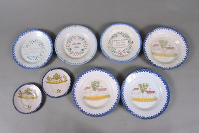 plusieurs assiettes, chacune ornée de motifs et de dessins différents, posées sur une table