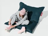 La jeune fille est assise par terre avec ses patins.
