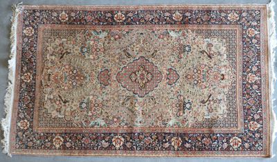 ORIENT Tapis laine à riches motifs polychromes de réserves, …