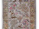 un tapis persan ancien orné d'oiseaux et de fleurs