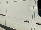 une camionnette blanche garée sur le bord de la route