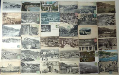 de nombreuses photos d'un ensemble de vieux bâtiments sur le mur