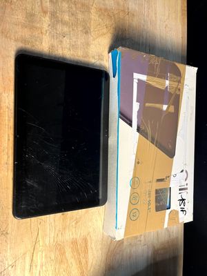 une boîte posée sur une table à côté d'un téléphone portable