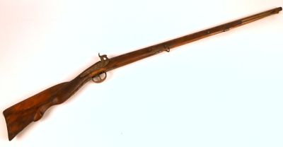 un fusil avec un canon en bois sur fond blanc