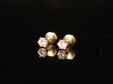 une paire de boucles d'oreilles en diamant sur un fond noir