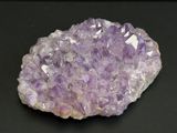 un gros plan d'un rocher recouvert de nombreux cristaux violets