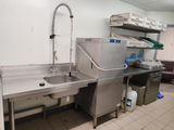 une cuisine équipée d'éviers en inox et d'un évier avec un robinet