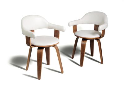 une paire de chaises blanches avec des pieds et des accoudoirs en bois, sur fond blanc