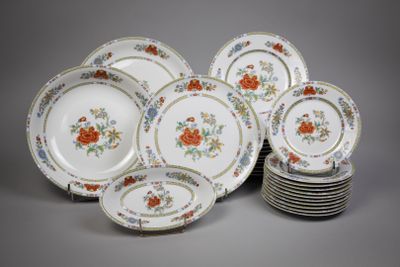 une pile d'assiettes ornées de fleurs, posée sur une table