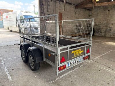 une remorque équipée d'une cage à l'arrière
