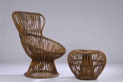 une image représentant une chaise et un repose-pieds en osier