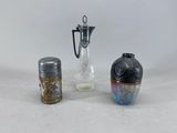 trois vases et une salière posés sur une table