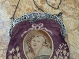 une image représentant un sac à main orné du portrait d'une femme