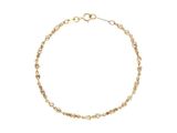 un bracelet en chaîne dorée orné de petites perles sur fond blanc
