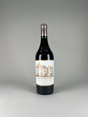 une bouteille de vin posée sur une table à côté d'une bouteille de vin