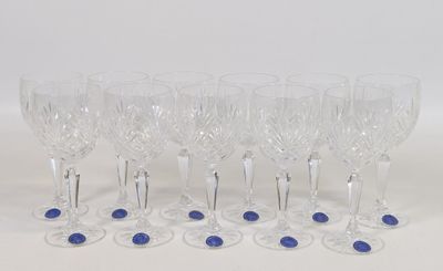 six verres à vin transparents, bordés de bleu sur fond blanc