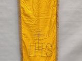 un gros plan d'une banderole jaune accrochée à un mur