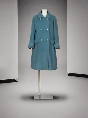 une photo d'un manteau bleu sur un présentoir pour mannequin