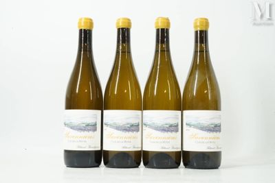 trois bouteilles de vin posées sur une table l'une à côté de l'autre