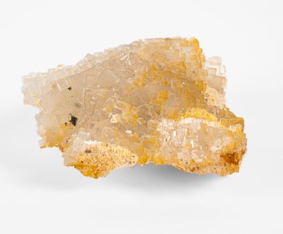 un gros plan d'un morceau de quartz jaune sur une surface blanche