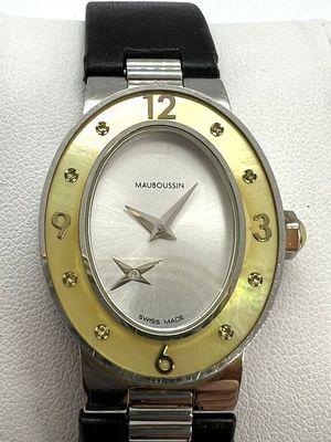 gros plan d'une montre-bracelet sur une surface blanche