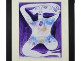 tableau violet et blanc représentant une femme, les mains derrière la tête