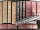 de nombreux livres anciens dans une boîte posée par terre
