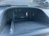 une photo du tableau de bord d'une voiture avec un écran numérique