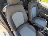 les deux sièges arrière d'une voiture qui sont vides
