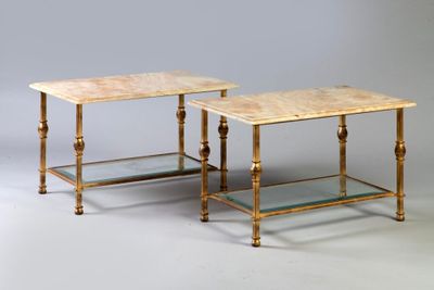 paire de tables d'appoint en marbre et laiton avec des étagères en verre