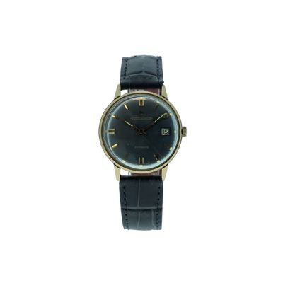une image représentant une montre noire et dorée sur fond blanc