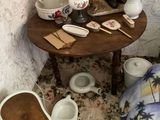 une petite table sur laquelle sont posées des tasses à thé et des théières