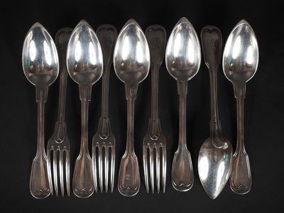 six cuillères et six fourchettes sont alignées sur un fond noir