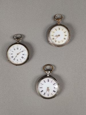 trois montres de poche en argent comportant des chiffres romains