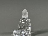 figurine en cristal représentant une personne assise en position de méditation