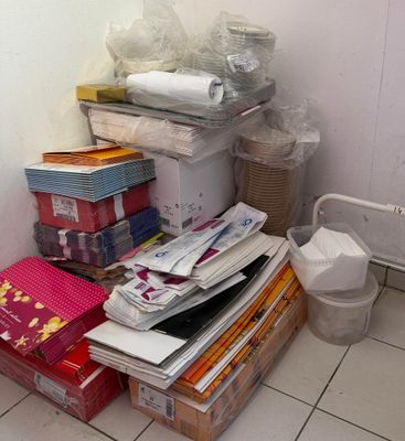 une pile de cartons, les uns sur les autres, posée sur le sol d'une salle de bains