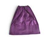 une jupe violette sur un cintre, sur fond blanc