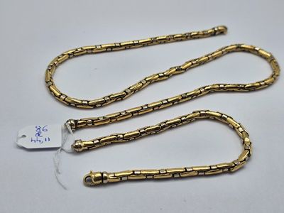 deux colliers plaqués or sur fond blanc, accompagnés d'une étiquette de prix