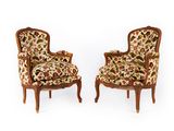 paire de fauteuils de style Louis XV avec assises rembourrées à motifs floraux
