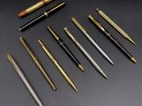 six modèles différents de stylos à plume alignés sur une table