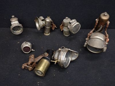 de nombreux modèles différents de lampes anciennes posées sur un fond noir