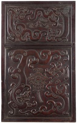 une vieille plaque en bois ornée d'un motif