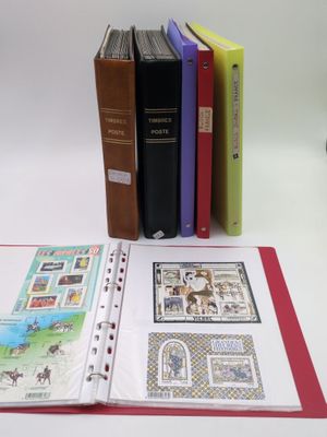 un grand nombre de livres posés sur une table